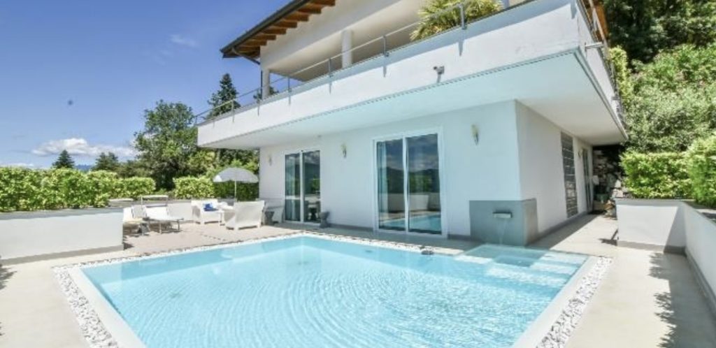 Privé zwembad op het balkon